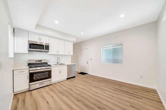 Building Photo - 14527 Hartland-11