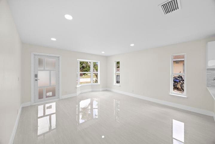 Building Photo - 5664 Boynton Cres