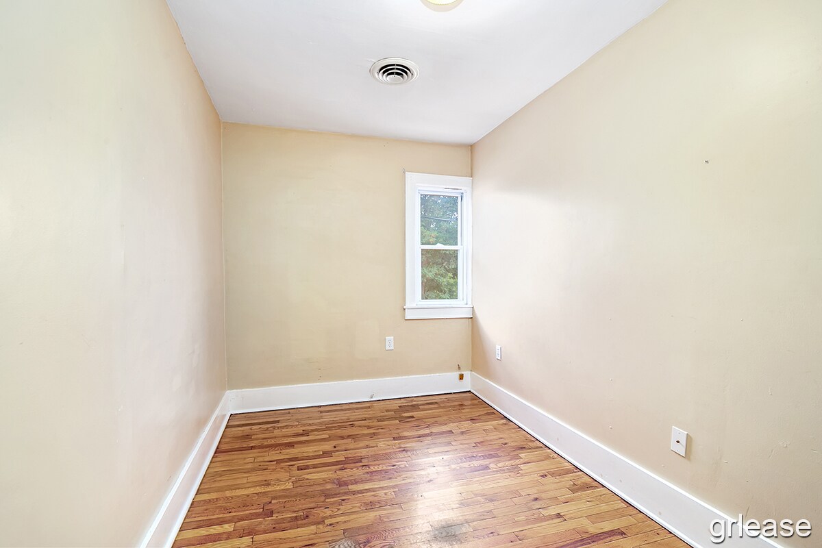 Building Photo - 618 Veto St NW