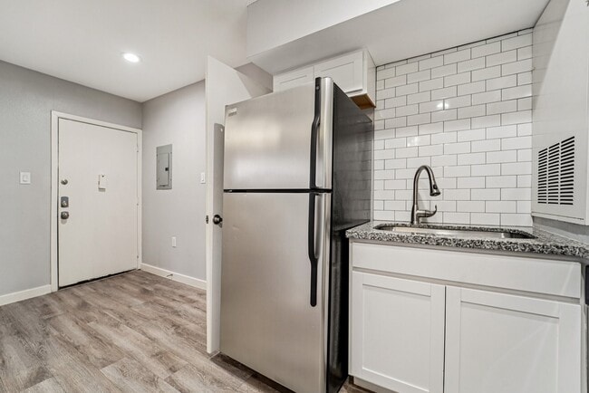 Building Photo - 2807 Beauchamp St