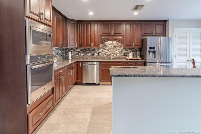 Building Photo - 2385 SW Creekside Dr