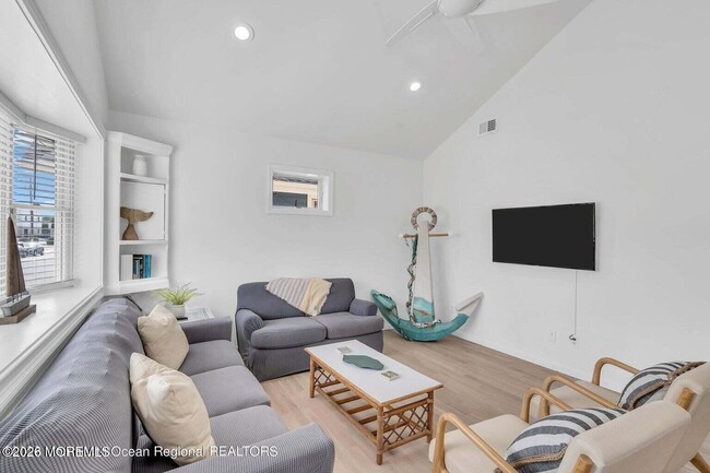 Building Photo - 638A Redmond Ave
