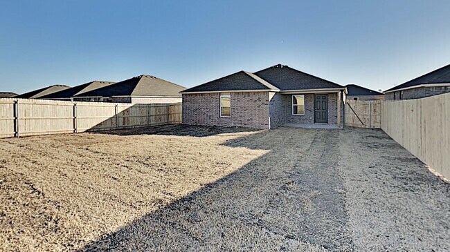 Building Photo - Very Nice 3 Bedroom 2 Bath Home in Yukon Schools