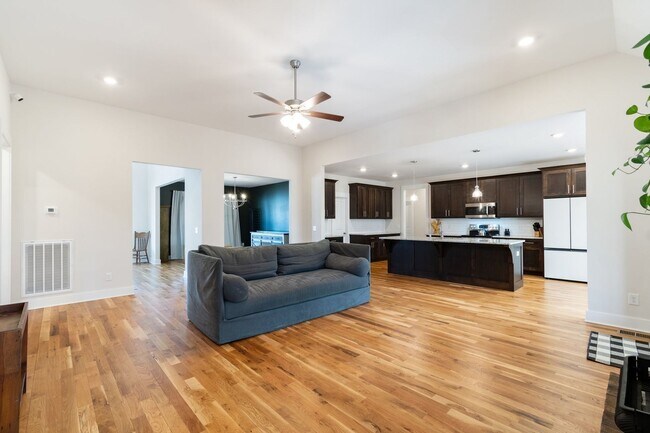 Building Photo - Stunner West of Nashville