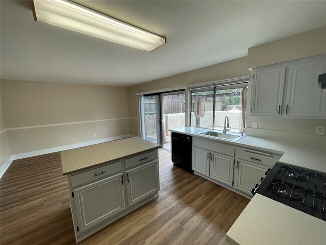 Building Photo - 765 Knollwood Ln