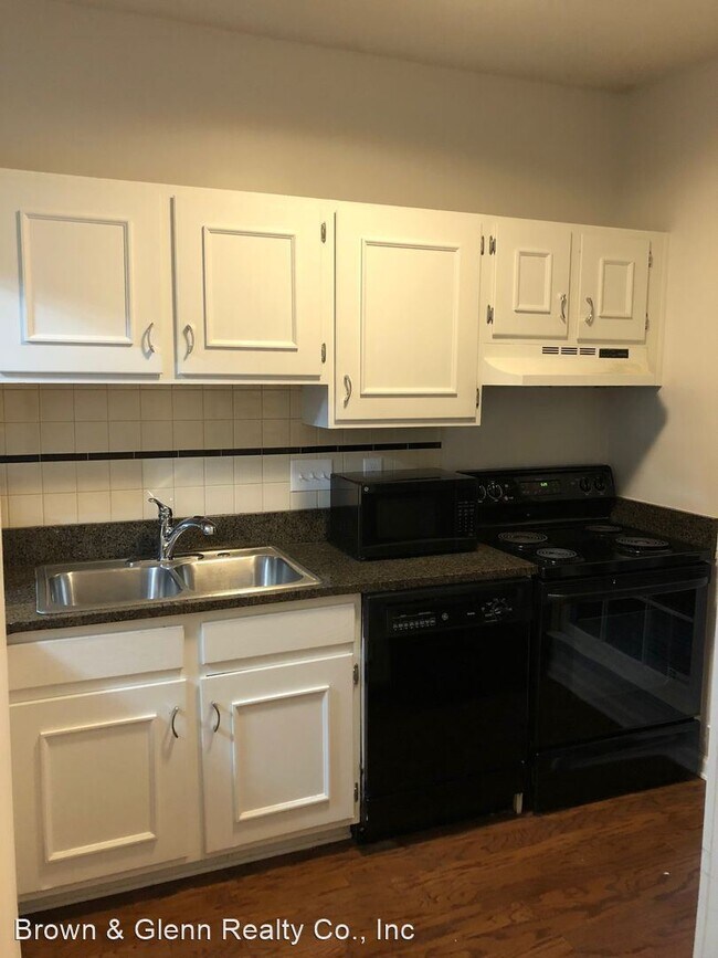 Building Photo - 301 Queens Rd