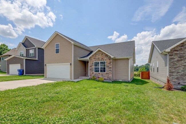 Building Photo - Sharp 3 bed 2 bath with Bonus room and nice fenced yard.