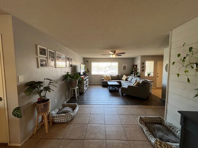 Building Photo - 4 BEDROOM HOME CLOSE TO SCHOOLS!