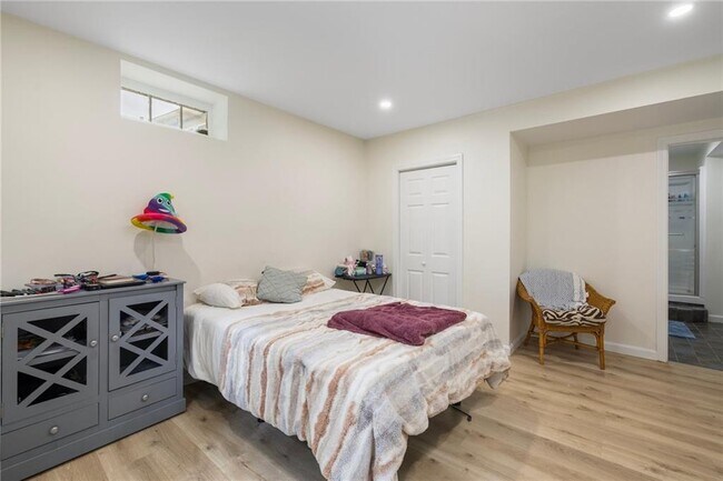 Building Photo - 61 School St