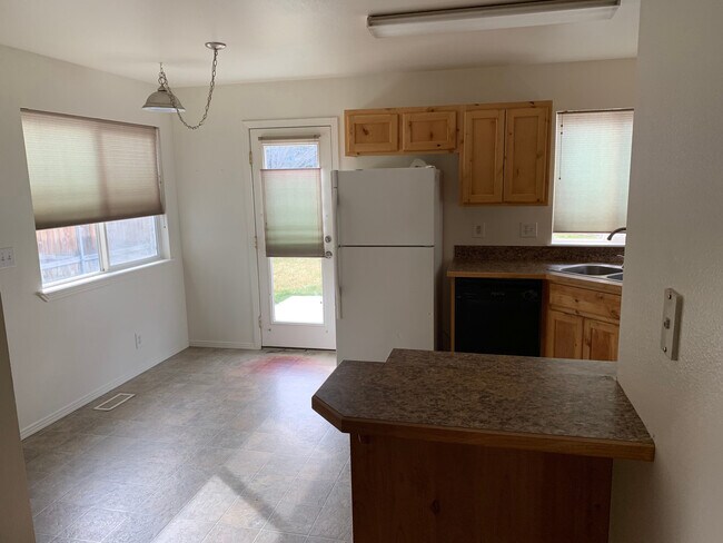 Building Photo - Cute centrally located home