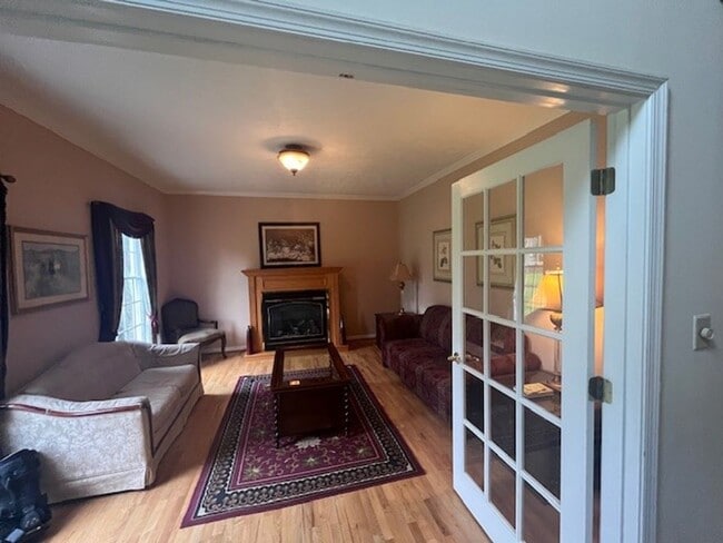 Building Photo - 3-bedroom! Garage Space & Privacy! Look no further...