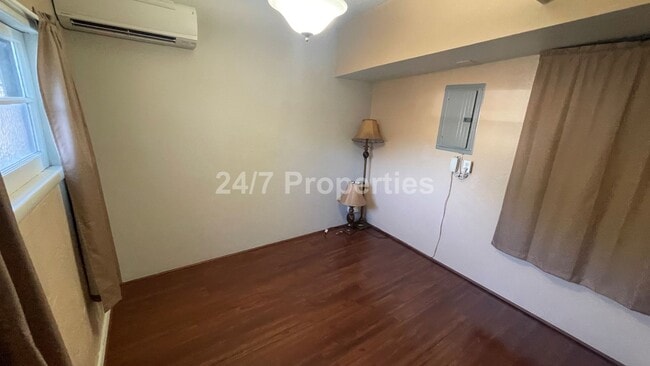 Building Photo - Charming 2 BD | 1 BA Home w/ Large Backyar...
