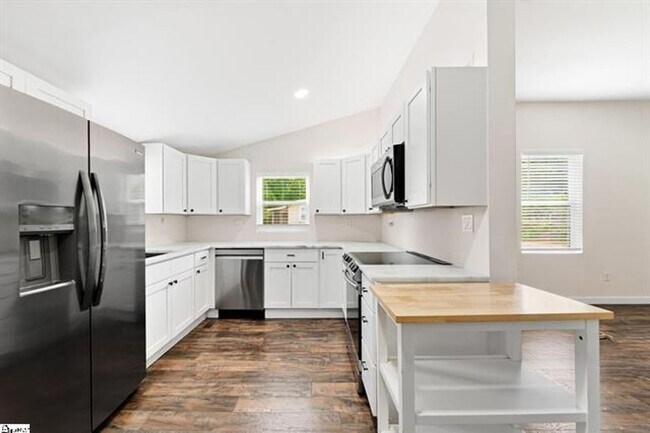 Building Photo - 2 Bed, 2 Bath Fully Renovated Home Available in Greenville