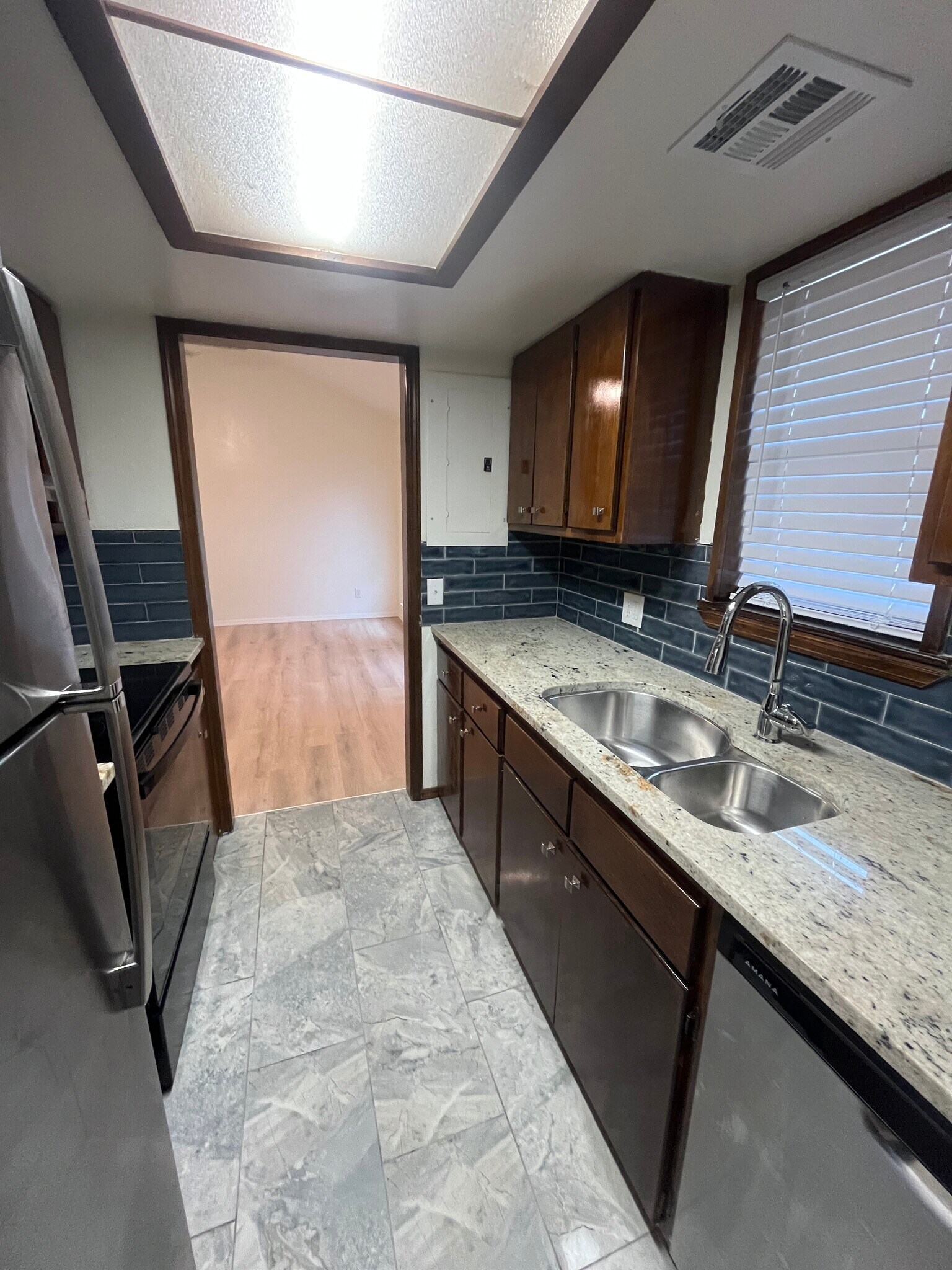 Building Photo - 919 W Tyler Ave