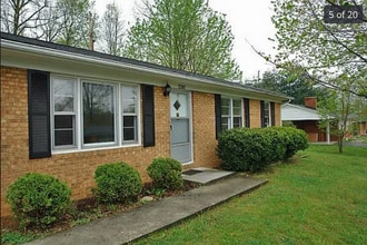 Building Photo - Lovely 3 bedroom ranch style home