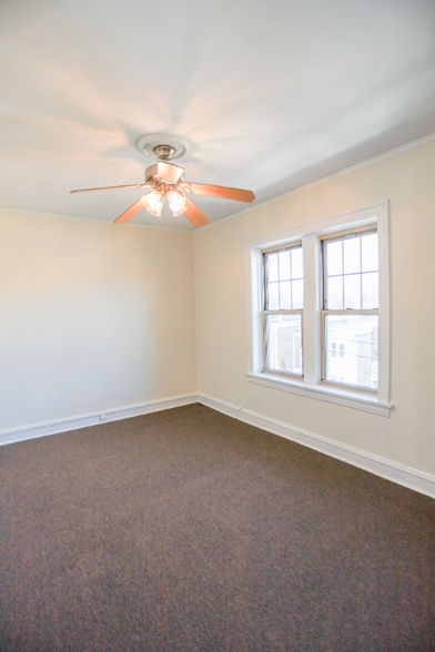 Building Photo - 5642 N Kimball Ave