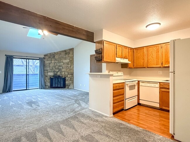 Building Photo - Move-in Incentive!