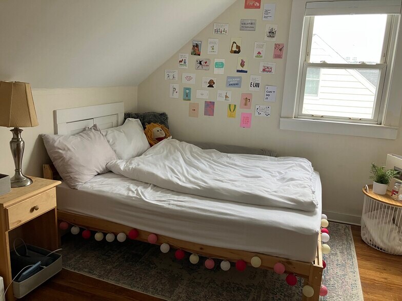 Full Size Bed - 417 Reef Rd