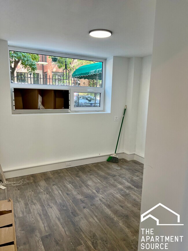 Building Photo - 941 W Carmen Ave