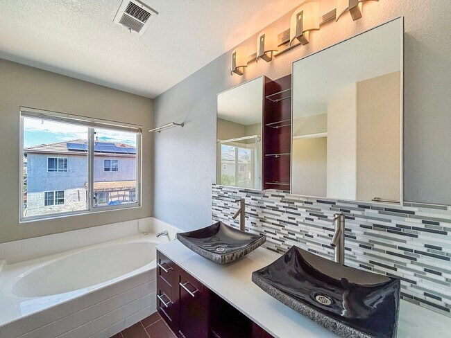 Building Photo - Beautiful 4BD/2.5BA House in Eastlake W/ O...