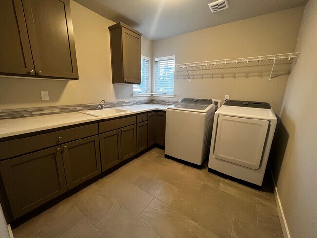 Building Photo - 4237 Caddyshack Dr NE