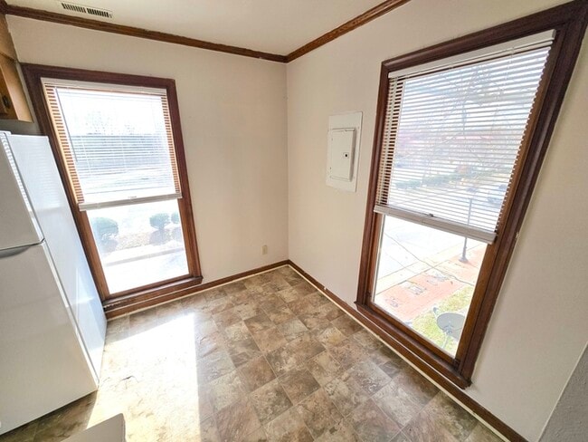 Building Photo - 2-STORY CONDO IN HEART OF PORTSMOUTH! 2 BED/2 BATH!