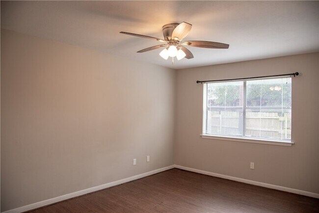 Building Photo - 700 Navarro Dr