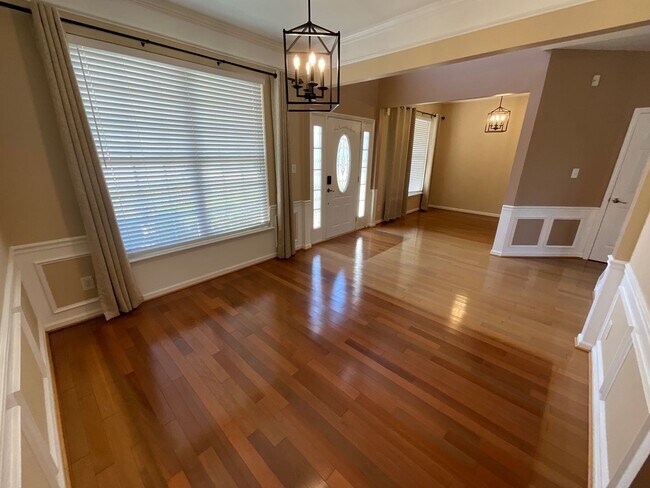 Building Photo - Half Off First Month's rent if you move in by July 31st, Spacious & Elegant 4 BR / 2.5 BA High Po...