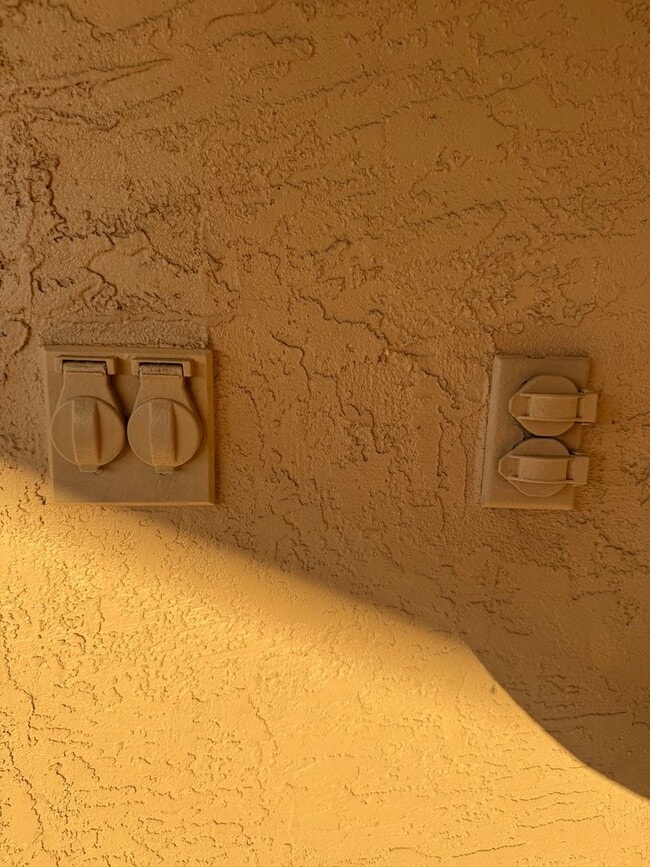 Building Photo - 5 Bedroom, 3.5 Bath, Beautiful 1,856 SQ FT...
