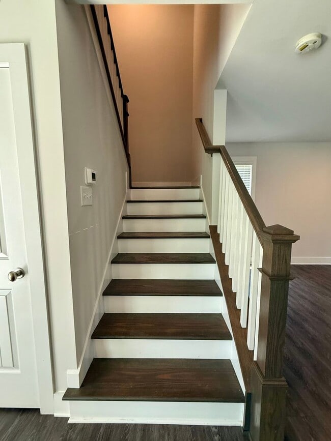 Building Photo - 2/2.5 single family home near Lake Lanier