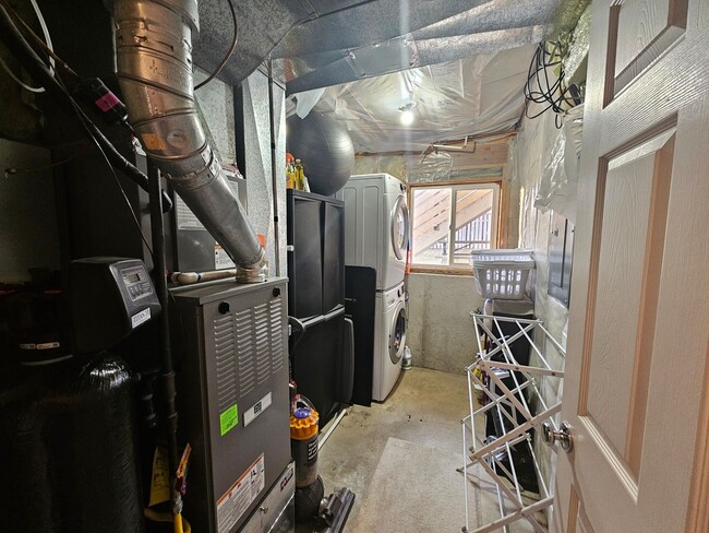 Building Photo - Spacious 4-Bed, 2-Bath Pet-Friendly Home with Central Air & 2-Car Garage! - Available NOW!