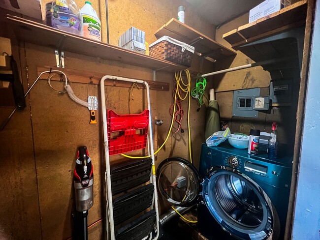 Building Photo - Charming 3 bedroom, 1 1/2 bathroom home in...