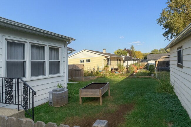 Building Photo - 404 Thoria Rd