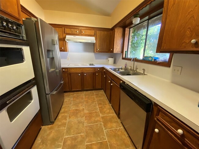 Building Photo - 24600 Darkwood Ct