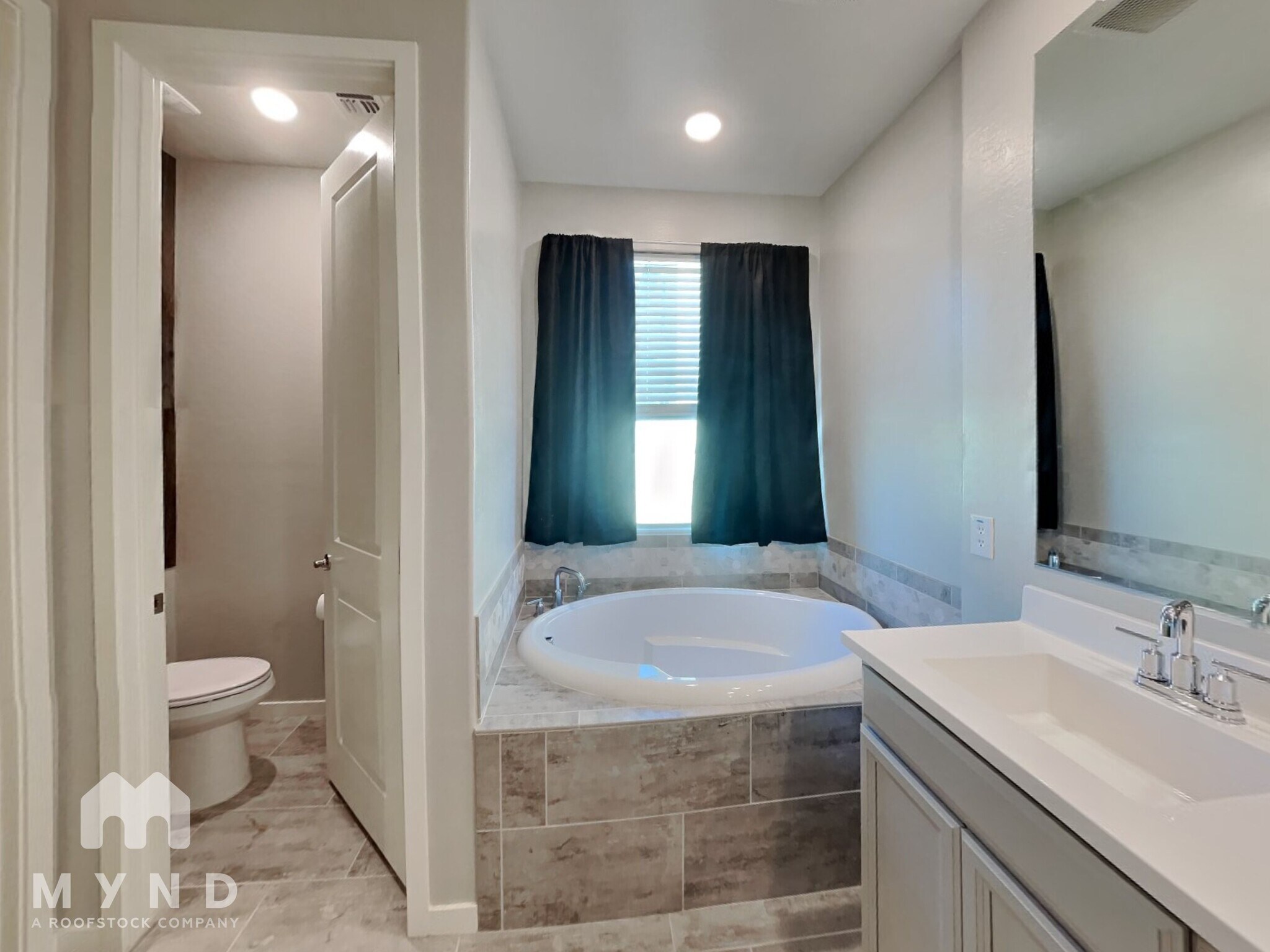 Building Photo - 9520 Thatcher Ave