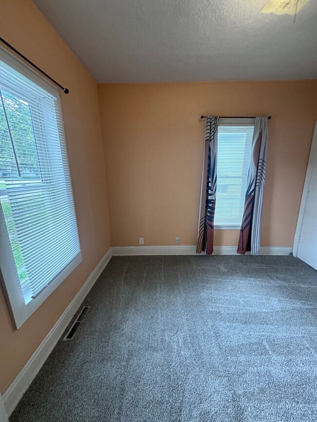 Building Photo - Updated South End 3 Bedroom