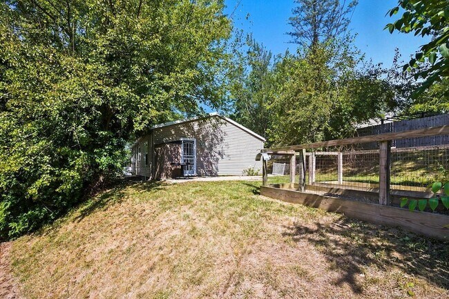 Building Photo - 455 Lakeview Dr