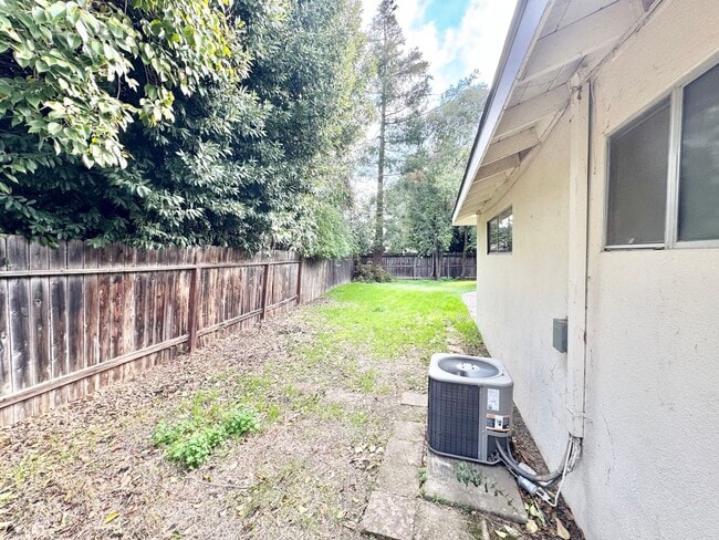 Building Photo - 604 Radcliffe Dr