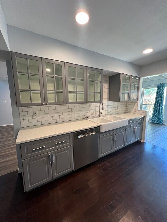 Building Photo - 3 Bedroom Condo Available Now