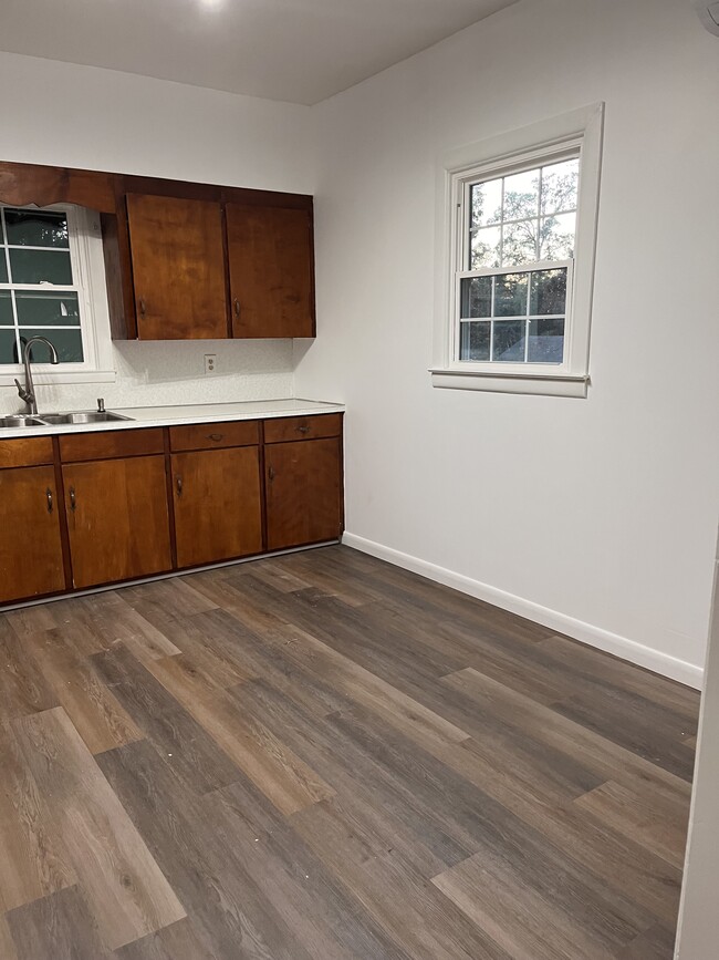 Eat-in Kitchen - 163B Campbell St