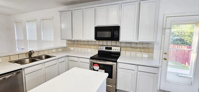 Building Photo - Amazing 4 b+2.5b Single family
