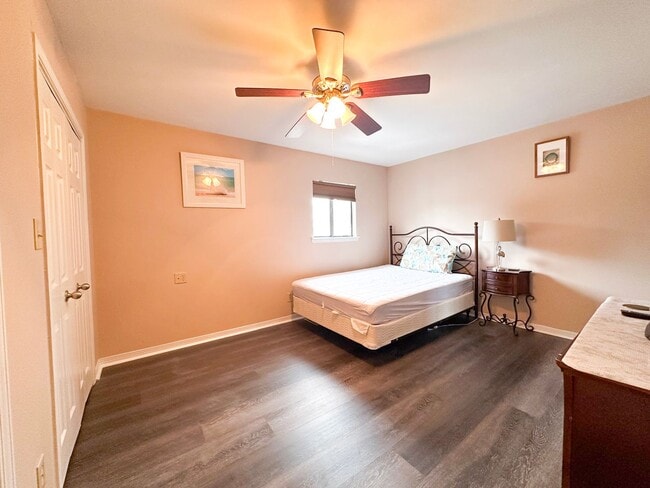 Building Photo - Unfurnished 2 Bedroom Townhome Near the Be...