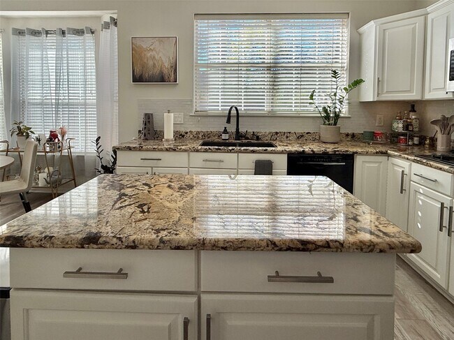 Building Photo - 2 Twin Feather Pl