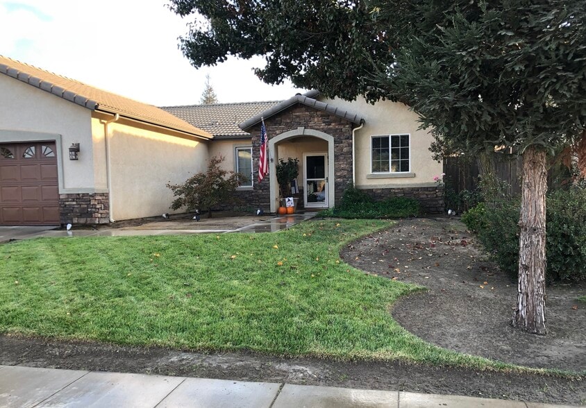 Building Photo - 1121 Oak Ave