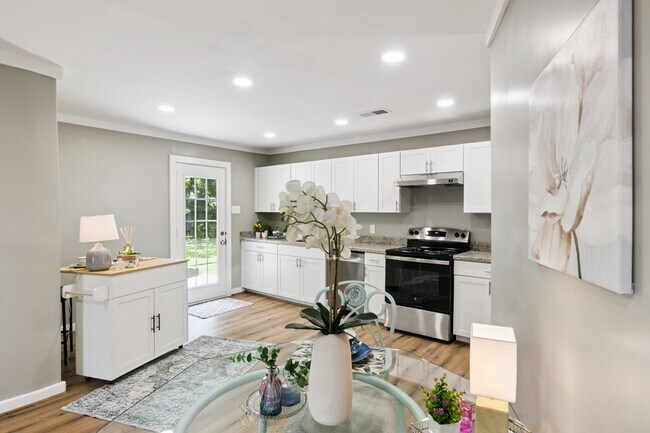 Building Photo - 1606 Oaks Dr