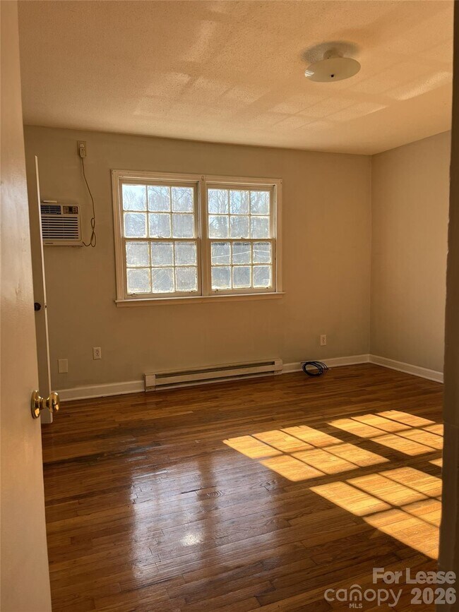 Building Photo - 2667 Dr Carver Rd