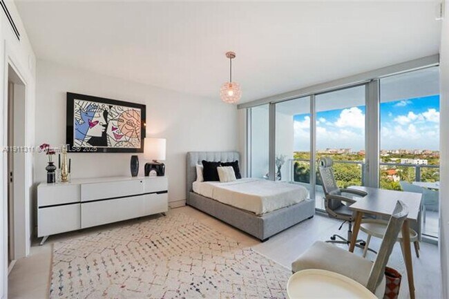 Building Photo - 2627 S Bayshore Dr