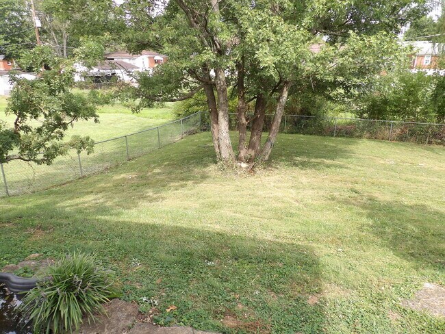 Building Photo - 102 Cedar Dr