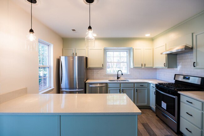 Building Photo - Beautifully updated 2-bedroom 2-bathroom t...