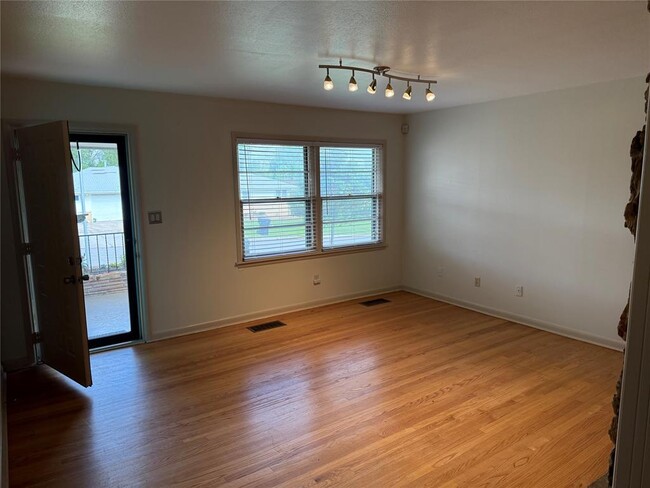 Building Photo - 3021 N Zedna Dr